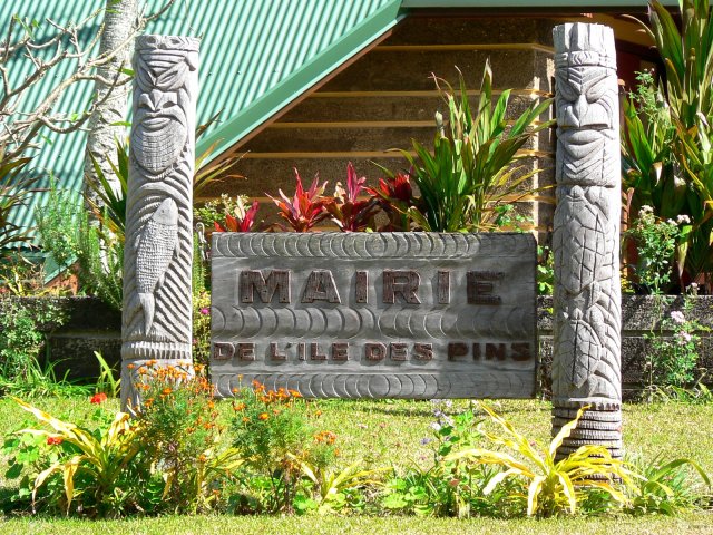 55- Panneau sculpte de la mairie 